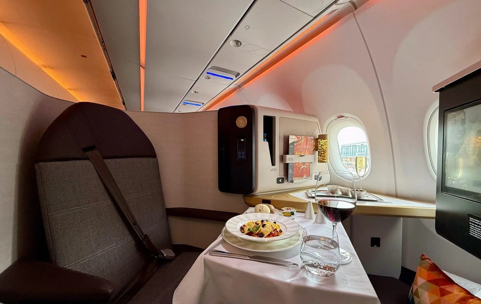 Сьют первого класса Airbus A321LR Etihad с сервировкой обеда у окна