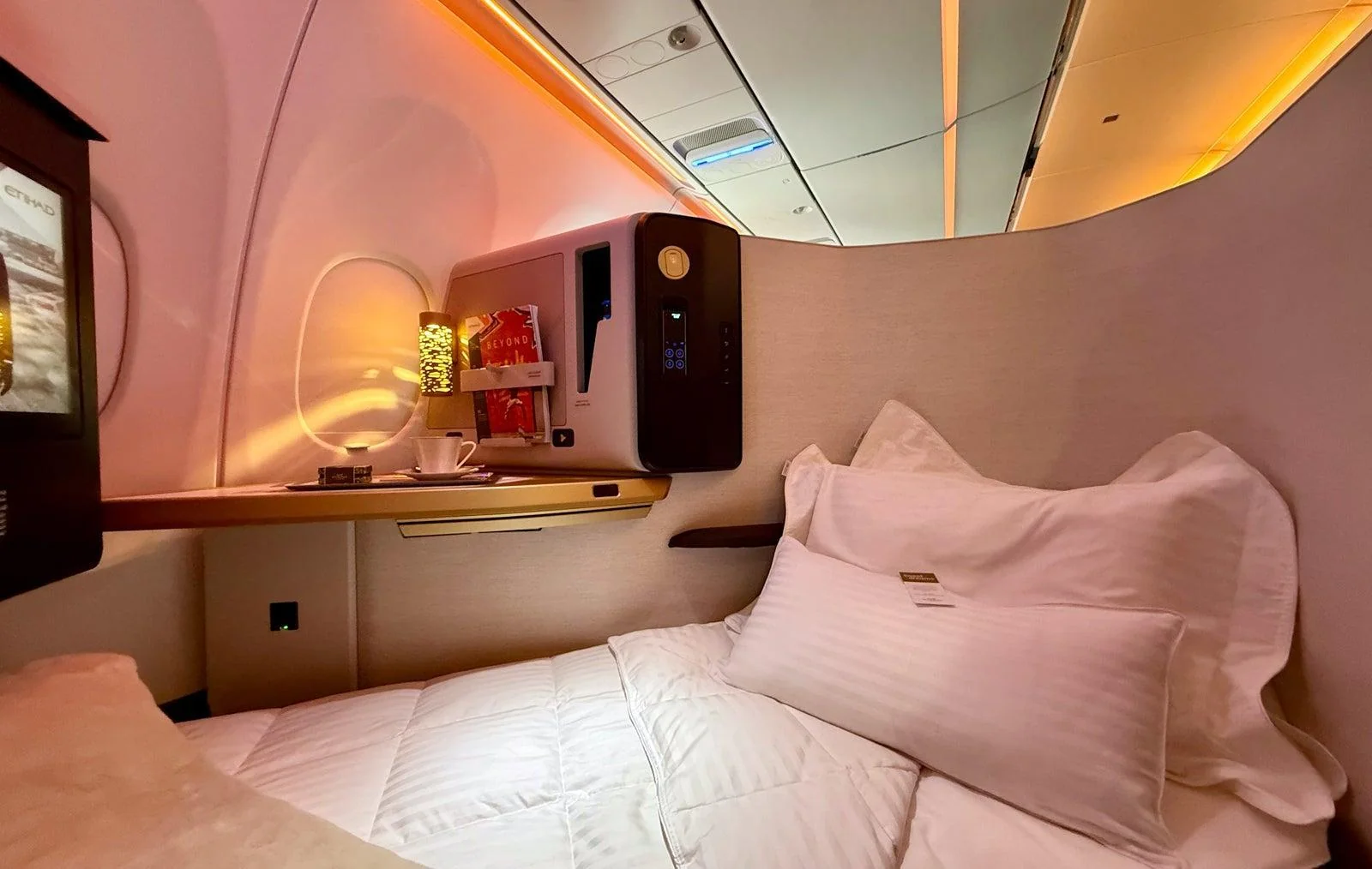 Кресло первого класса Airbus A321LR Etihad, разложенное в кровать