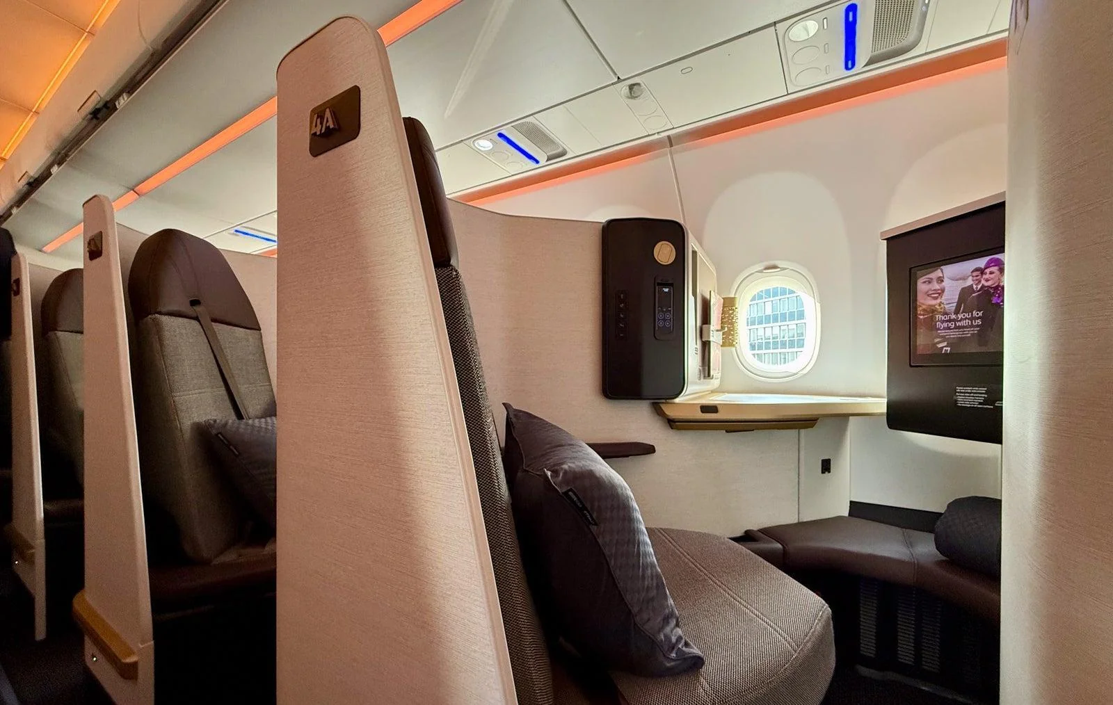 Кабина 4A бизнес-класса Airbus A321LR Etihad: перегородка, экран и окно