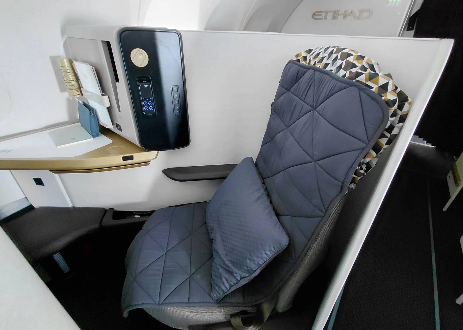 Кресло бизнес-класса Airbus A321LR Etihad с пледом и панелью управления