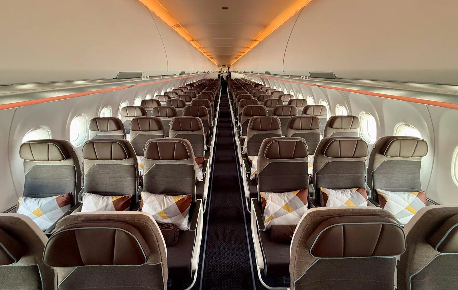 Эконом Airbus A321LR Etihad вдоль салона: шестёрки 3-3 и один проход