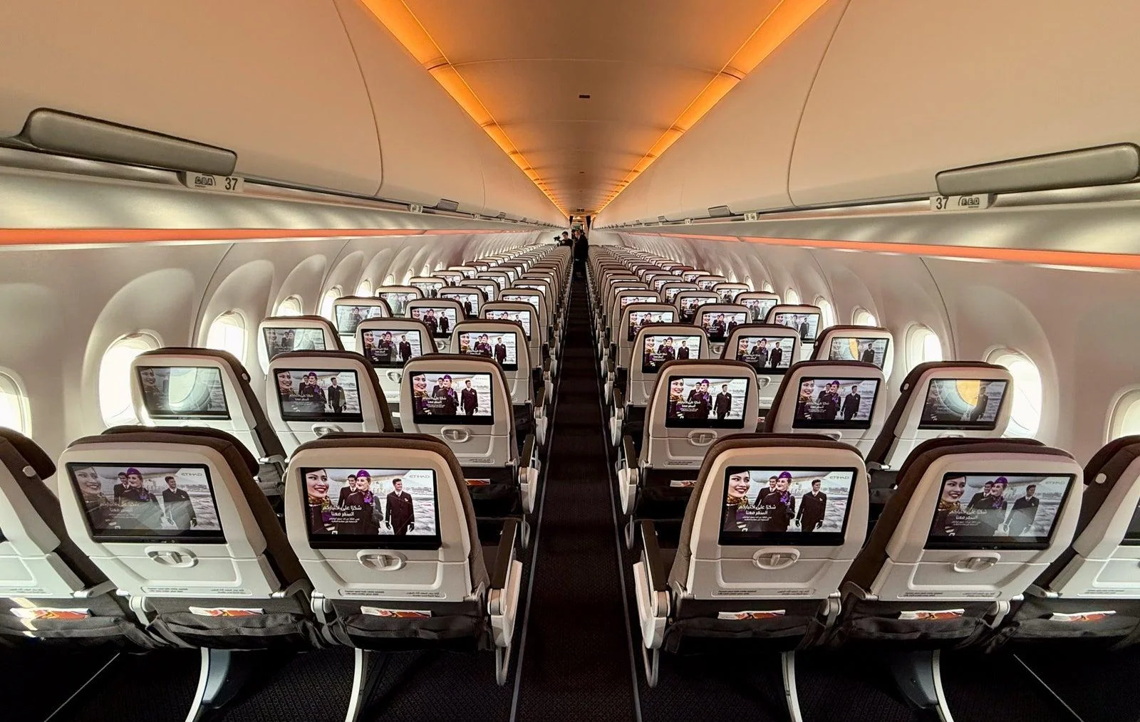 Салон эконома Airbus A321LR Etihad от первого ряда до хвоста