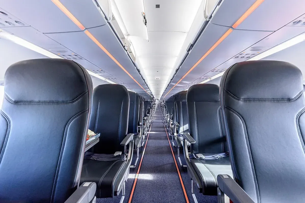Салон Airbus A321neo easyJet: сорок рядов и единственный проход