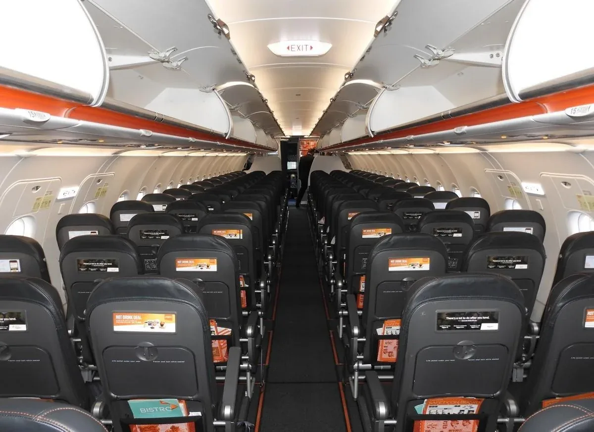 Кресла A321neo easyJet со спинками без экранов и карманами для журналов