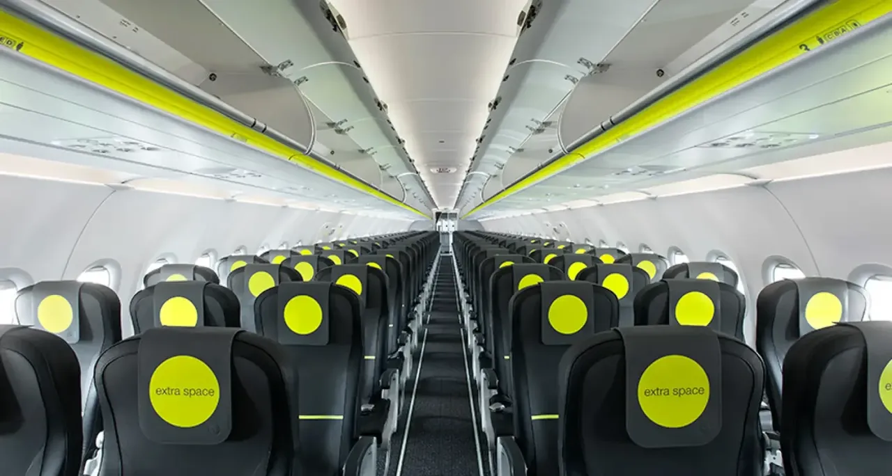 Места Extra Space в Airbus A321neo S7 с надписью на подголовнике