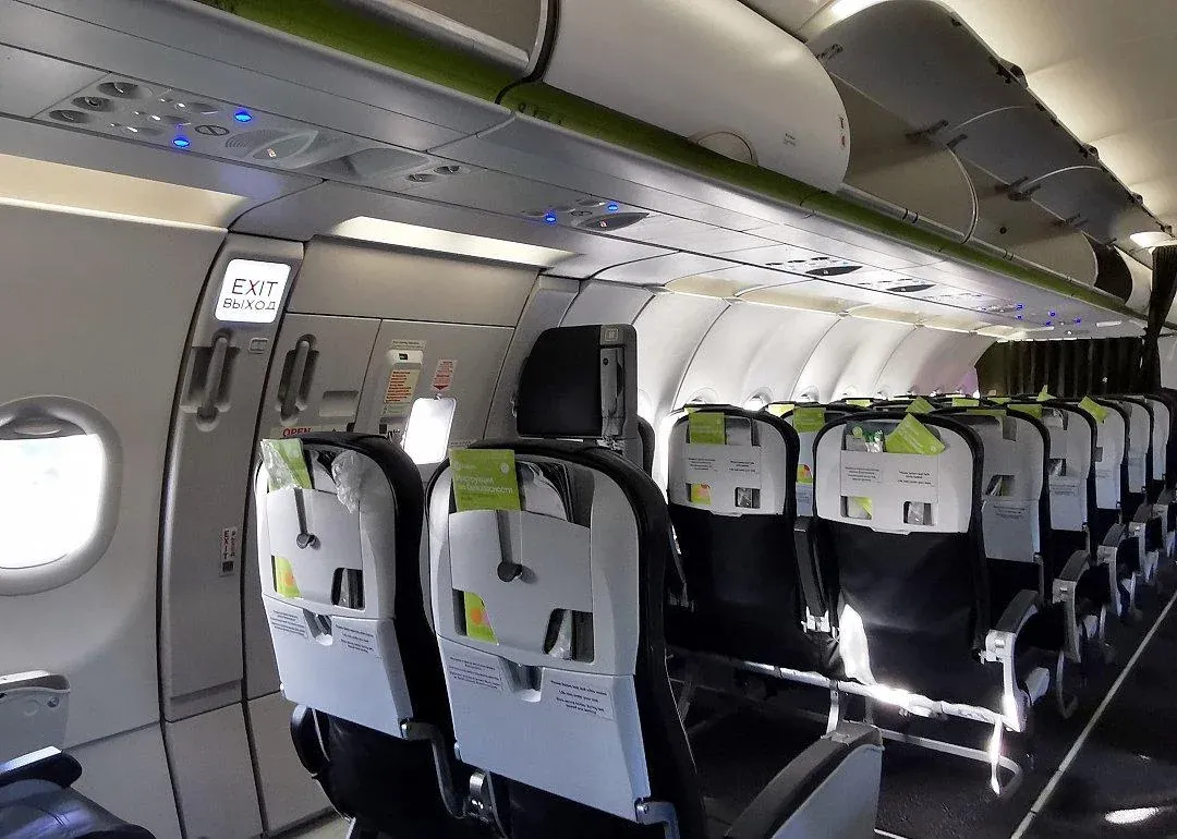Ряд у аварийного выхода в салоне A321neo S7
