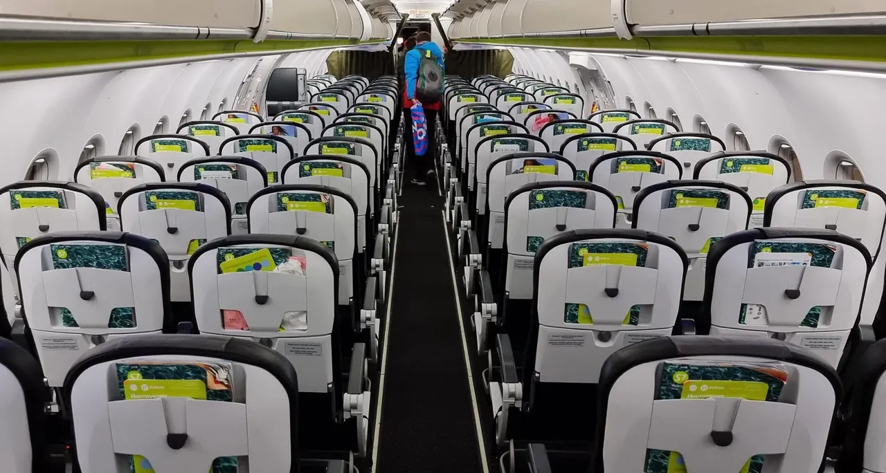 Спинки кресел эконома A321neo S7 со столиками
