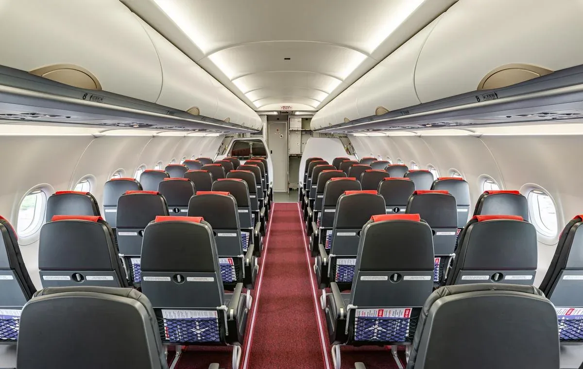 Салон Airbus A321neo Southwind: тёмно-серые кресла 3-3 с красными подголовниками, один проход