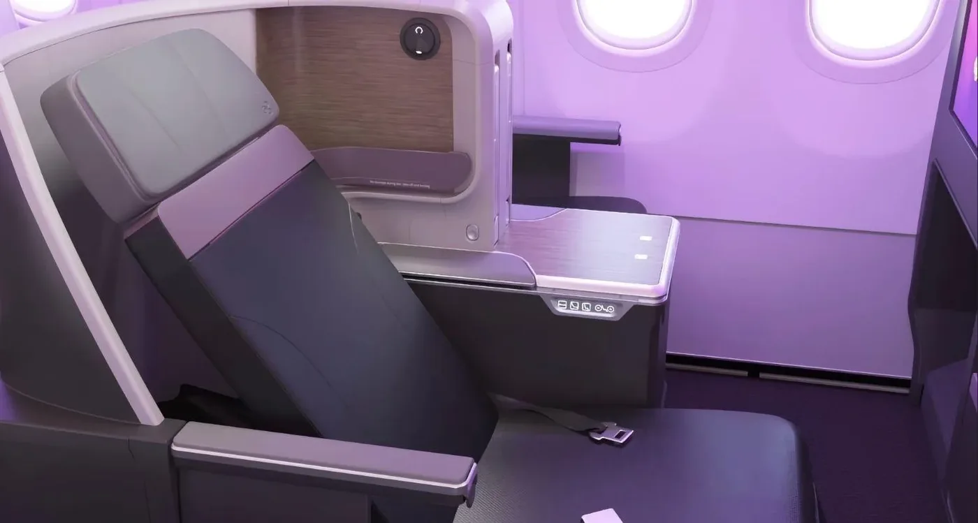 Бизнес-класс Airbus A321neo Thai Airways: кресло с широким подлокотником и экраном