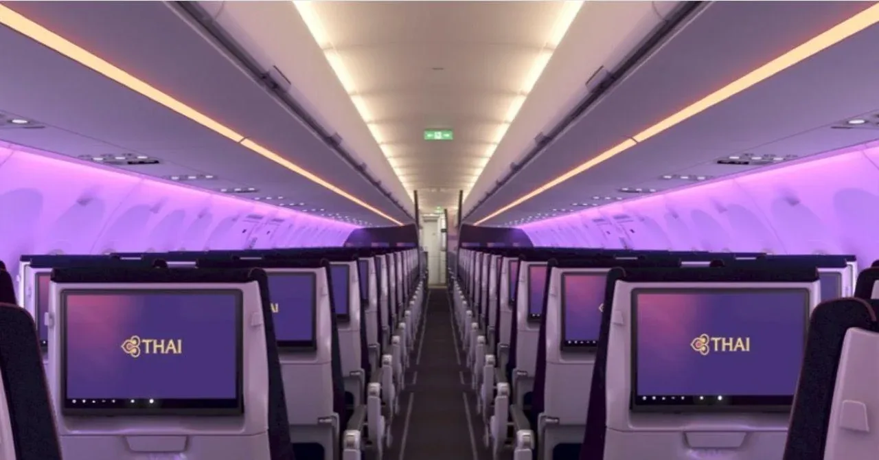 Салон Airbus A321neo Thai Airways: экраны с логотипом THAI в спинках кресел