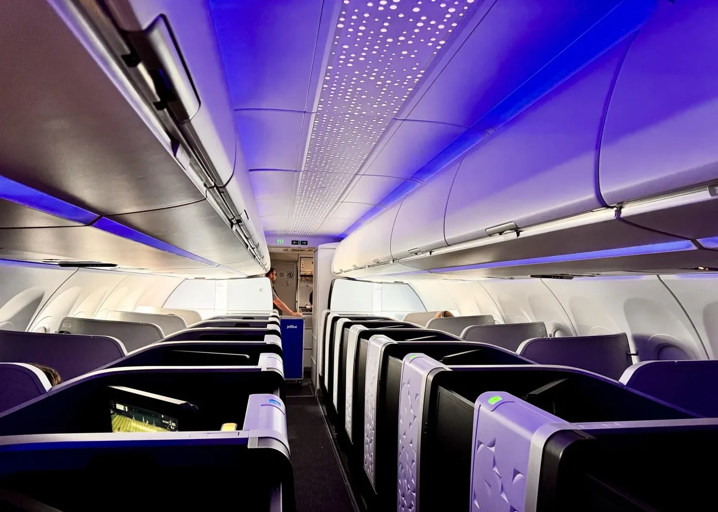 Эконом A321neo Thai Airways ночью, синяя подсветка потолка