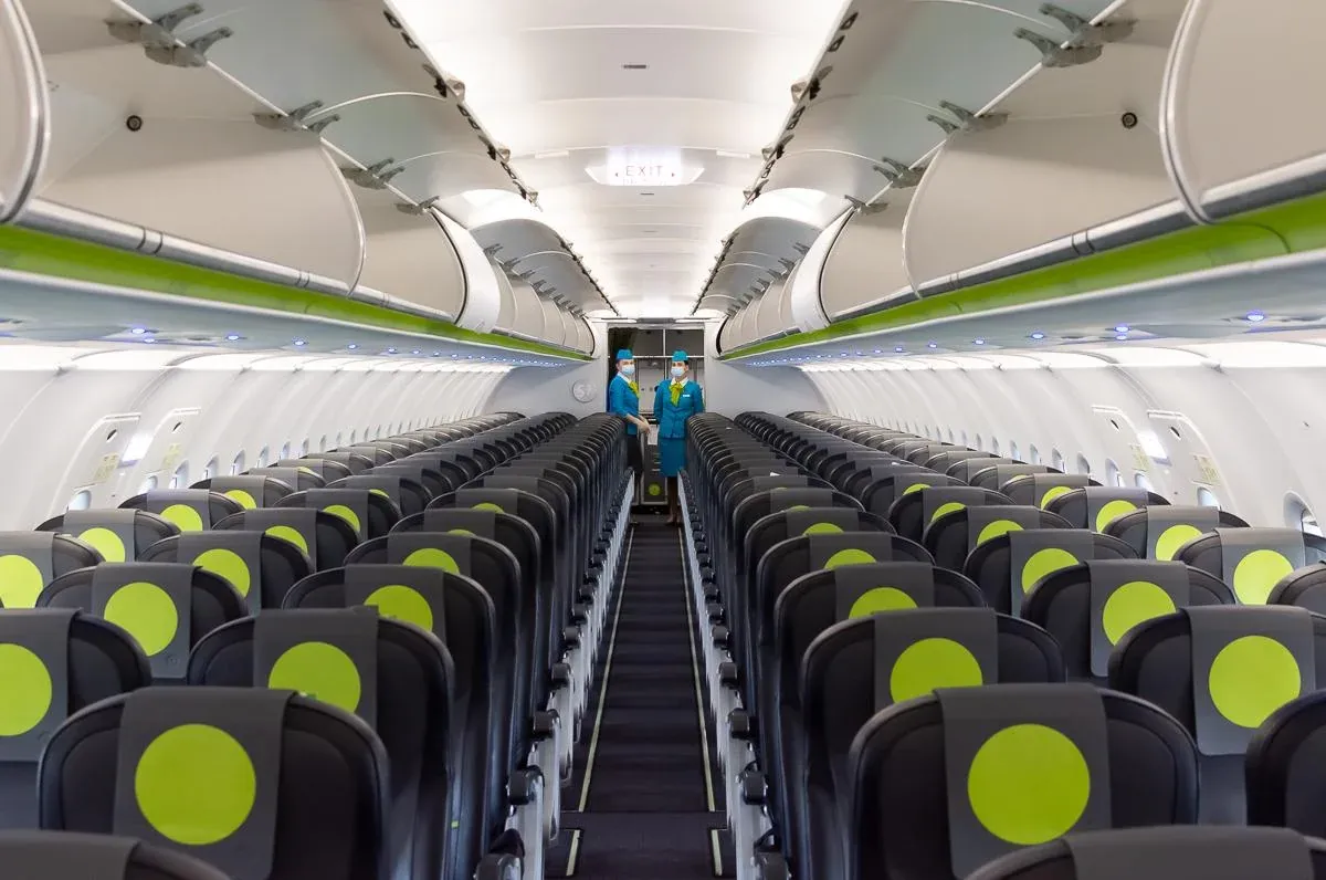 Эконом Airbus A321nx S7: вид вдоль салона