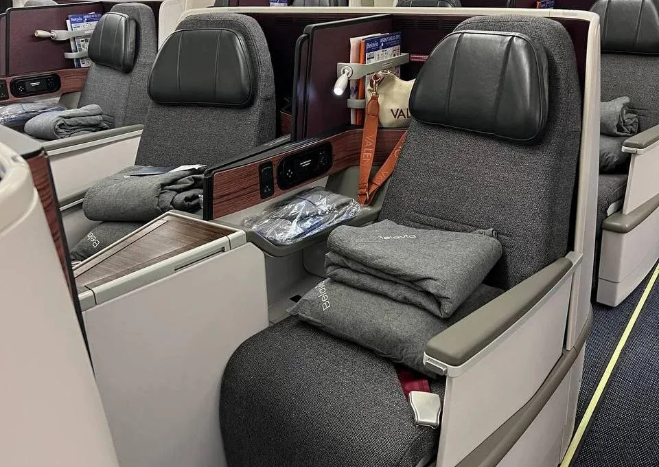 Кресла бизнес-класса A330-200 «Белавиа» с перегородками и раскладкой в спальное место