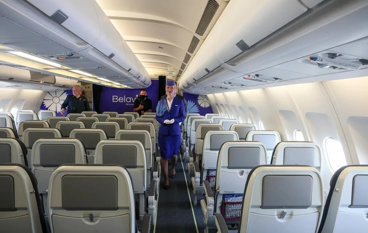 Вид вдоль прохода эконом-класса A330-200 «Белавиа» в сторону хвоста