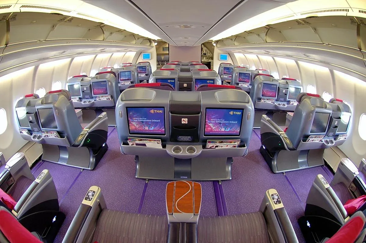 Кресла бизнес-класса Airbus A330-300 Thai Airways вдоль прохода