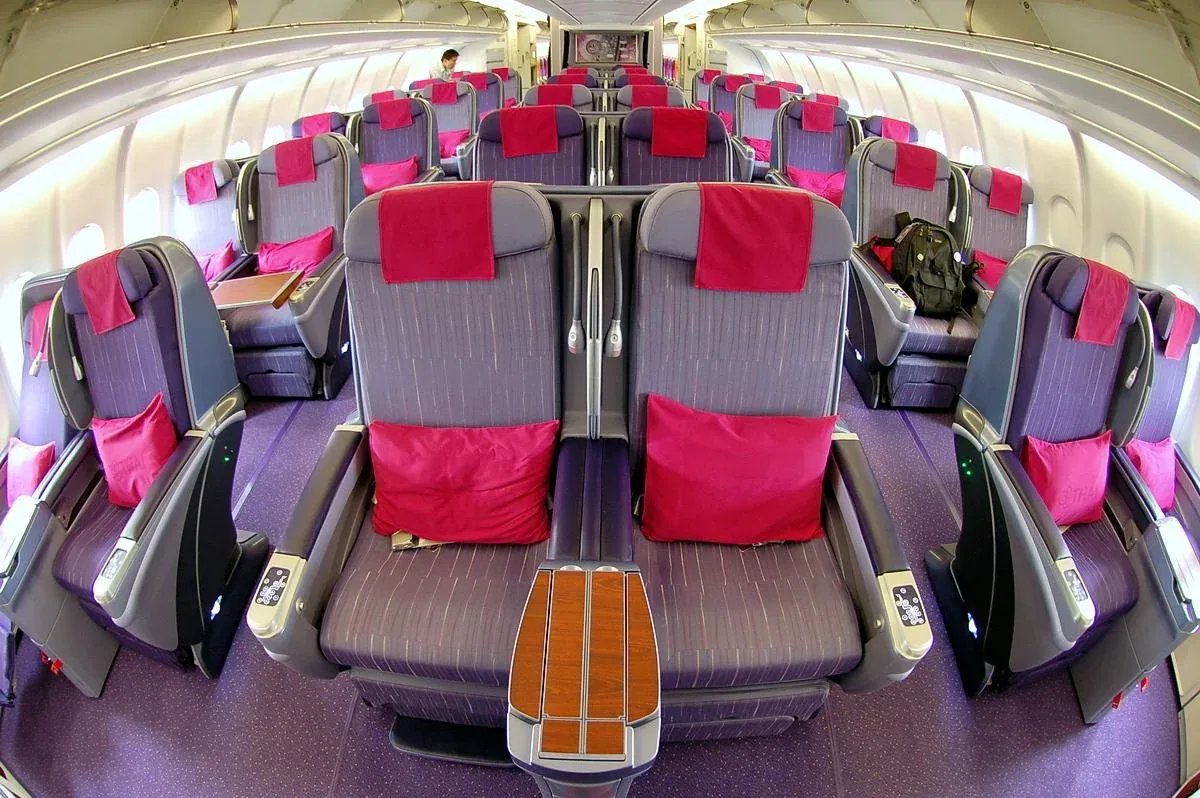 Бизнес-класс A330-300 Thai Airways: вид на ряды от передней переборки