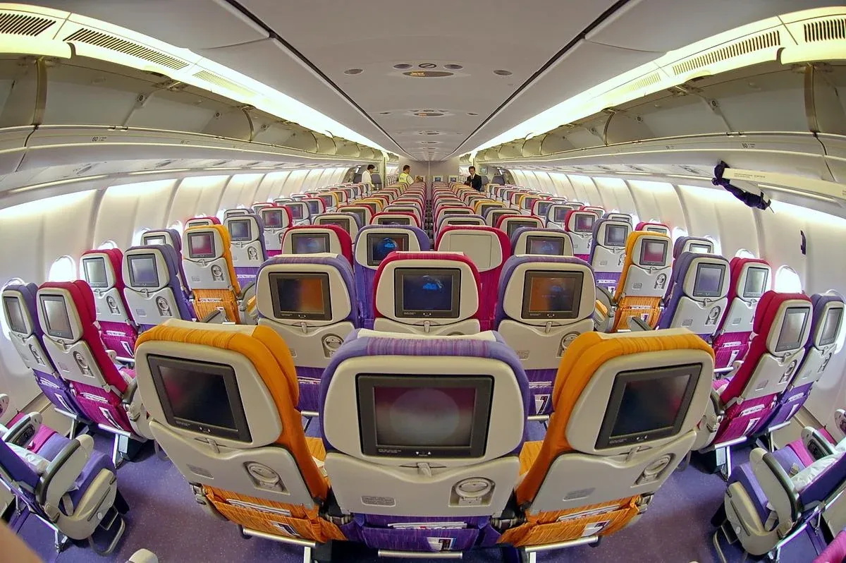 Салон эконома A330-300 Thai Airways с экранами в спинках
