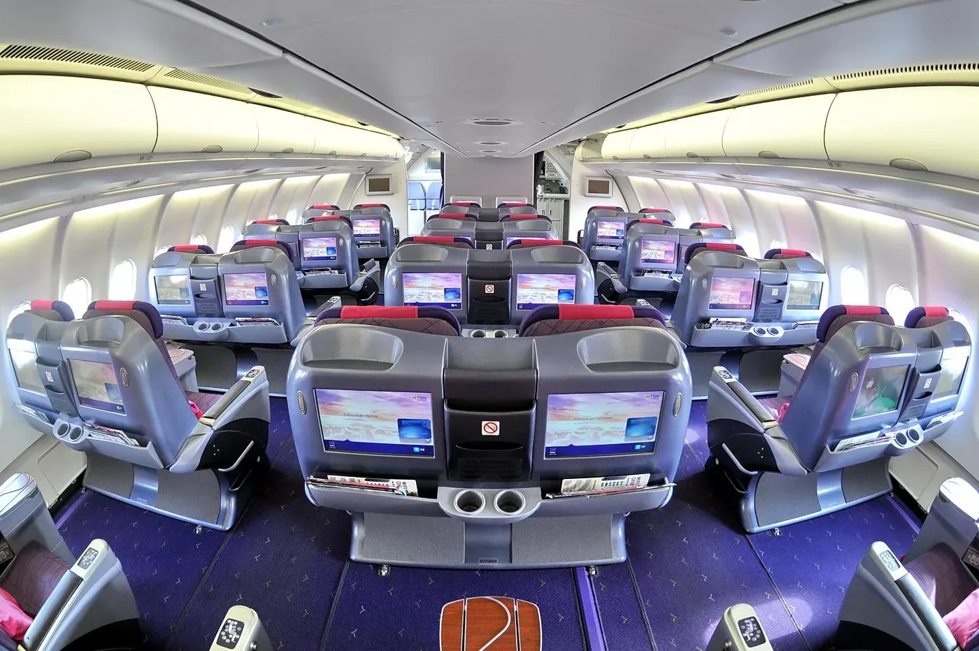 Ряды эконома A330-300 Thai Airways, вид вдоль салона