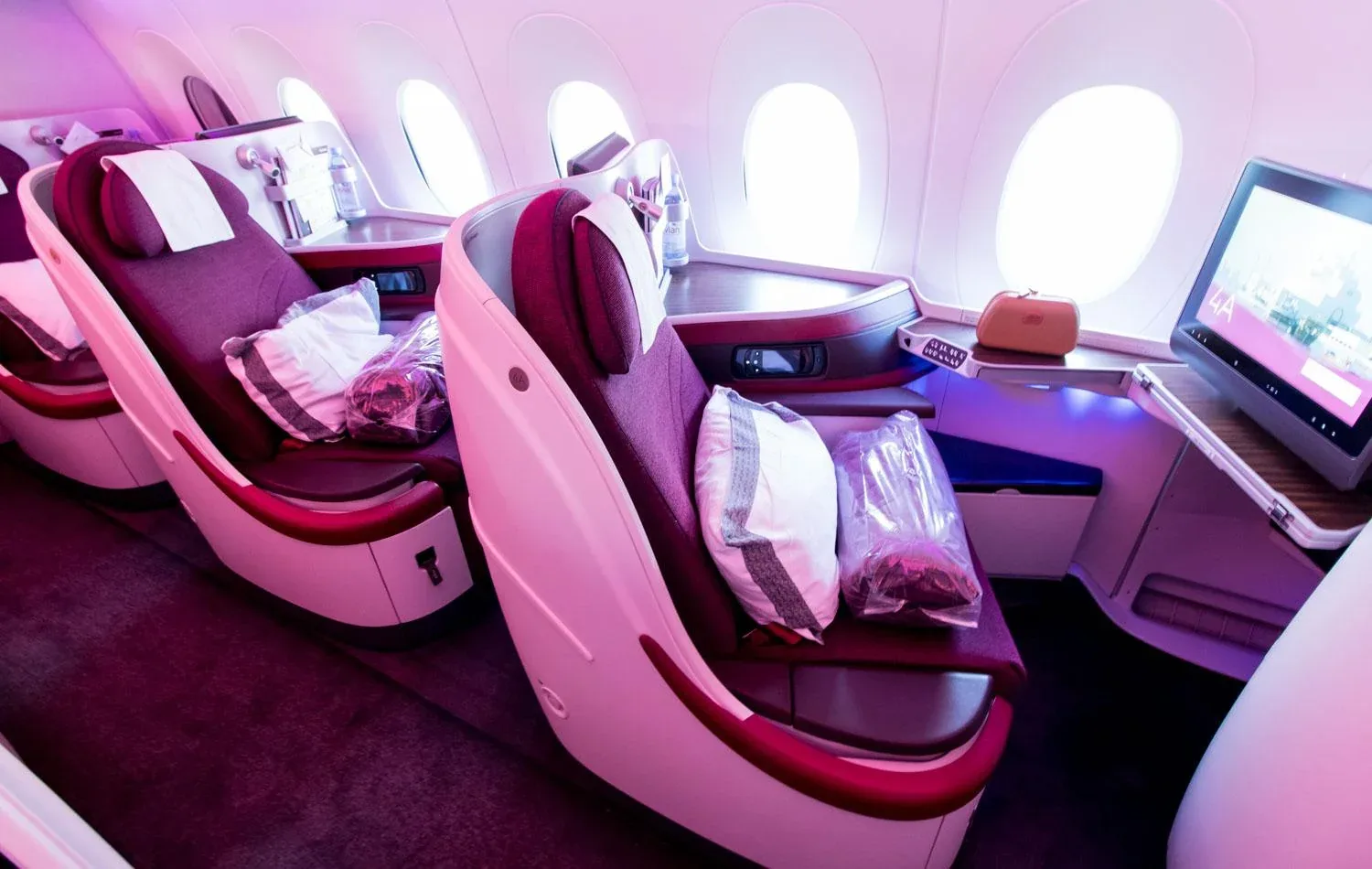 Два кресла бизнеса Airbus A350-900 Qatar Airways у иллюминаторов, посадка 1-2-1