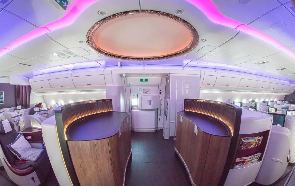 Буфет за 6-м рядом бизнеса Airbus A350-900 Qatar Airways: стойка под круглым светильником в потолке