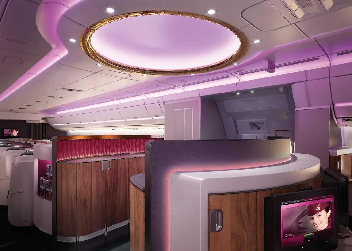 Буфет Airbus A350-900 Qatar Airways крупно: деревянная стойка и подсветка потолка