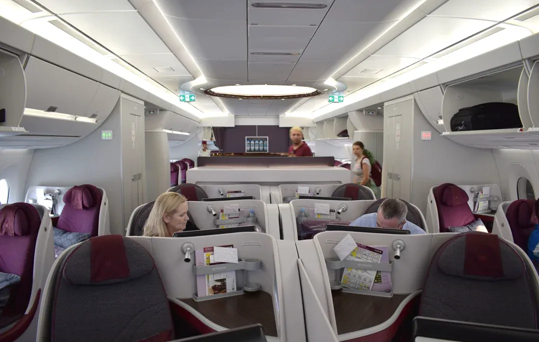 Салон Qsuite Airbus A350-900 Qatar Airways: закрытые кабины с высокими стенками, вид из хвоста бизнеса