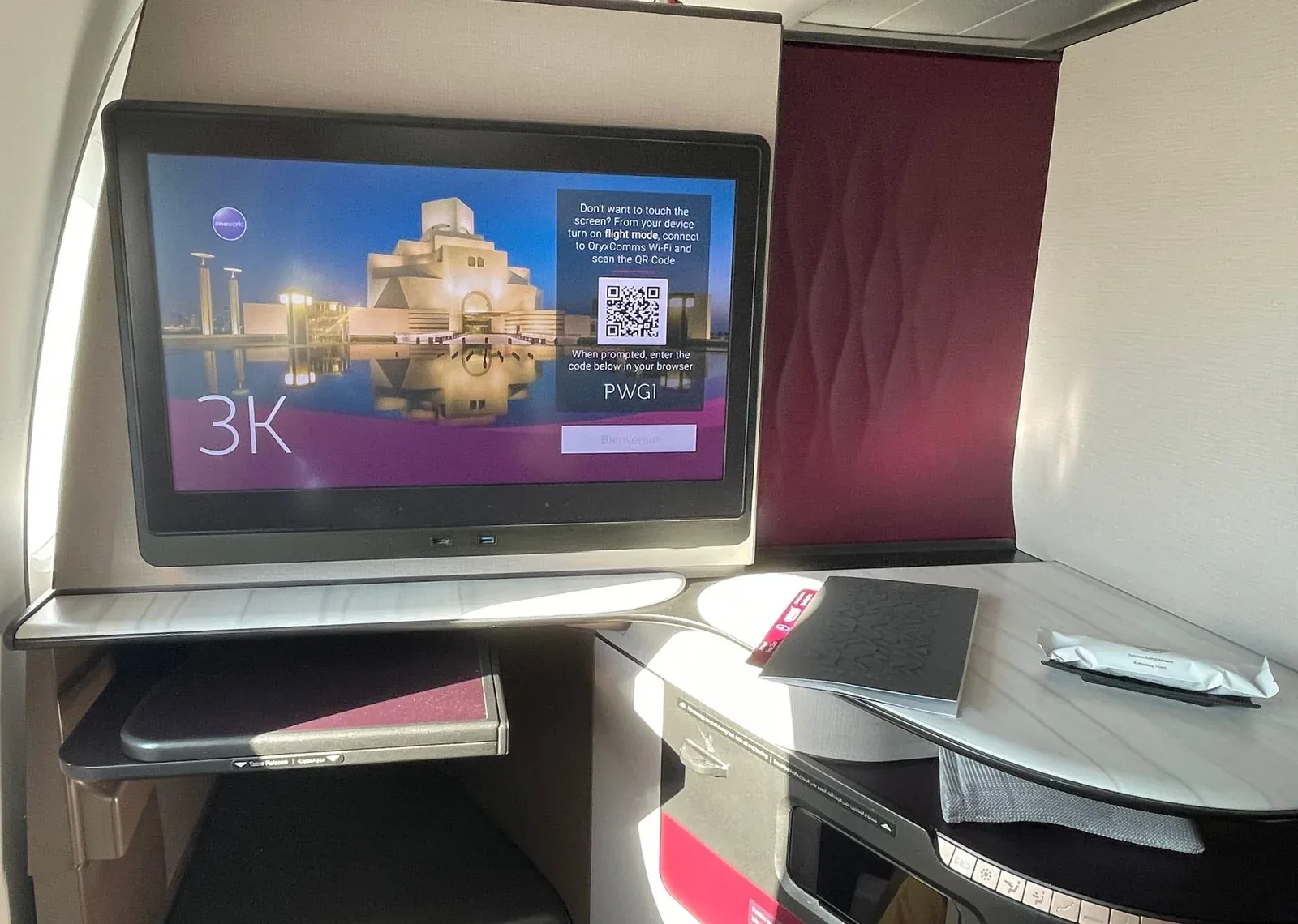Экран и рабочий стол в кабине Qsuite, место 3K