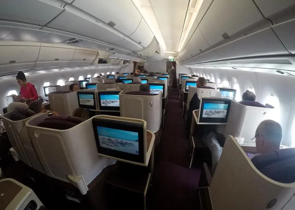 Бизнес-класс Airbus A350-900 Thai Airways: кресла шахматкой с отделкой под дерево