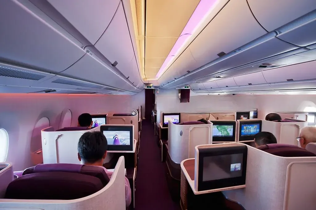 Салон Royal Silk A350-900 Thai Airways, вид вдоль прохода