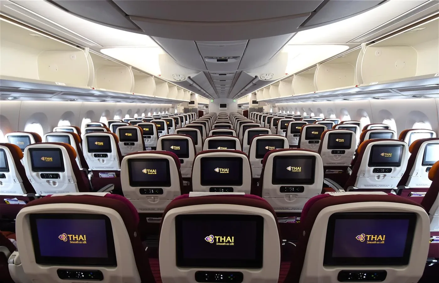 Эконом Airbus A350-900 Thai Airways: экраны с логотипом THAI в спинках