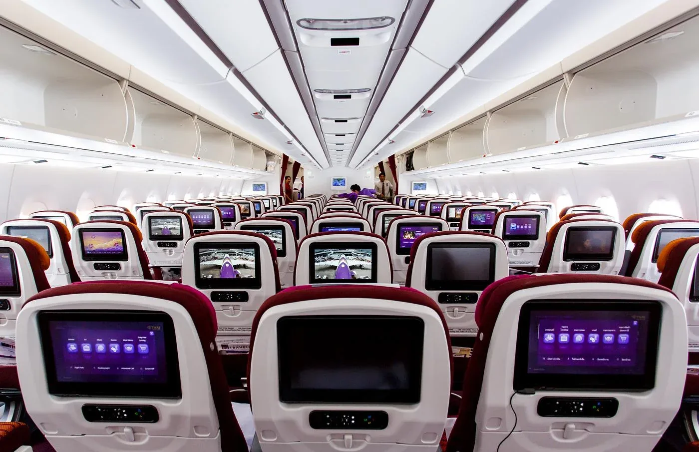 Салон эконома A350-900 Thai Airways с фиолетовой подсветкой