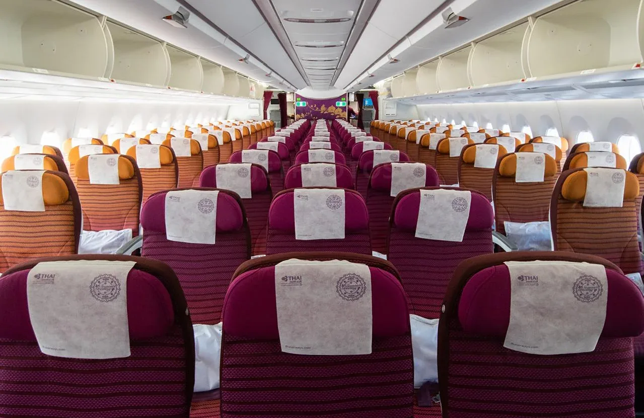 Кресла эконома A350-900 Thai Airways с подголовниками в чехлах