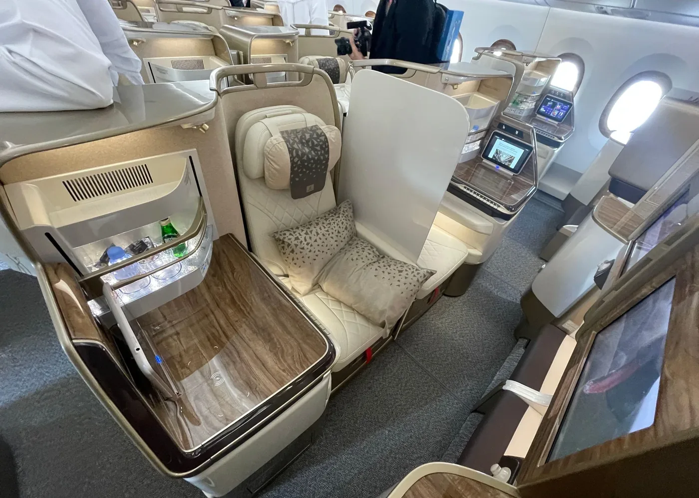 Место бизнес-класса A350-900 Emirates крупным планом, отделка под дерево