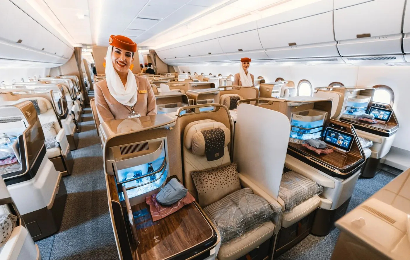 Салон бизнес-класса A350-900 Emirates, бортпроводницы в проходе