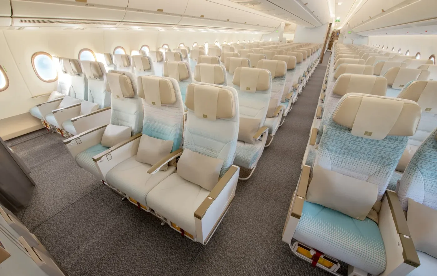 Салон эконом-класса A350-900 Emirates во всю длину