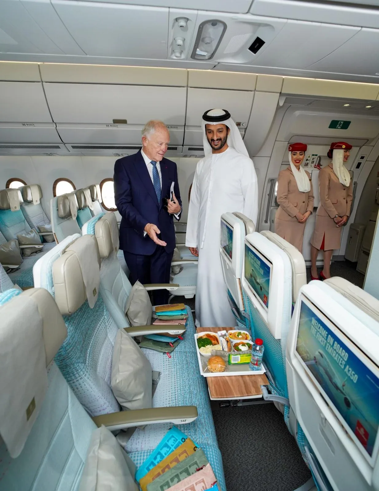 Эконом-класс Airbus A350-900 Emirates: накрытые столики и пассажиры