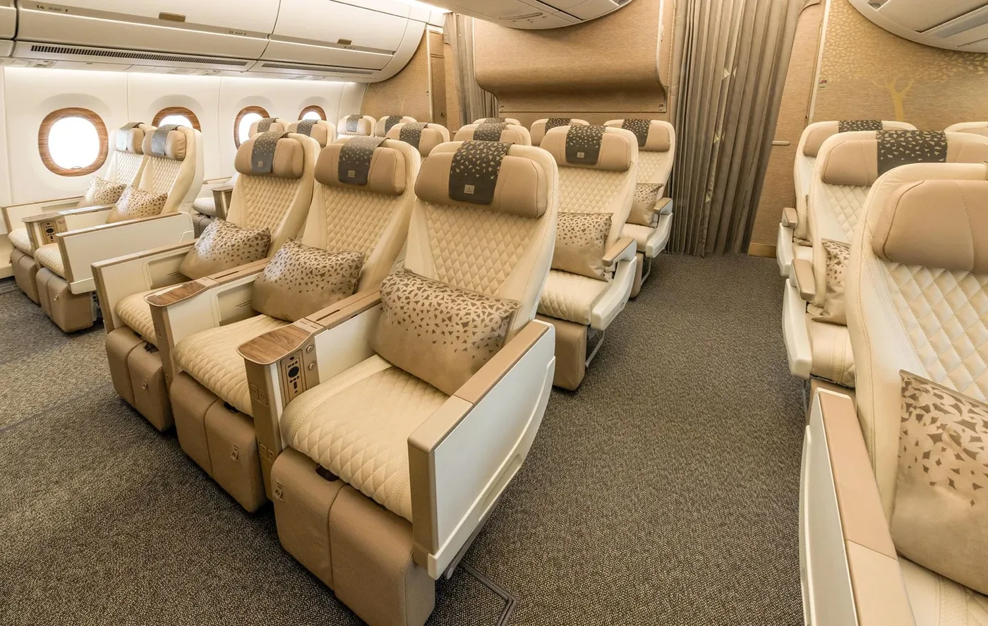 Премиальный эконом Airbus A350-900 Emirates: кожаные кресла 2-3-2 с узорчатыми подушками