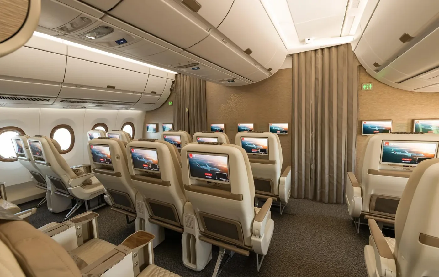 Ряды премиального эконома A350-900 Emirates с большими экранами и шторкой за спиной