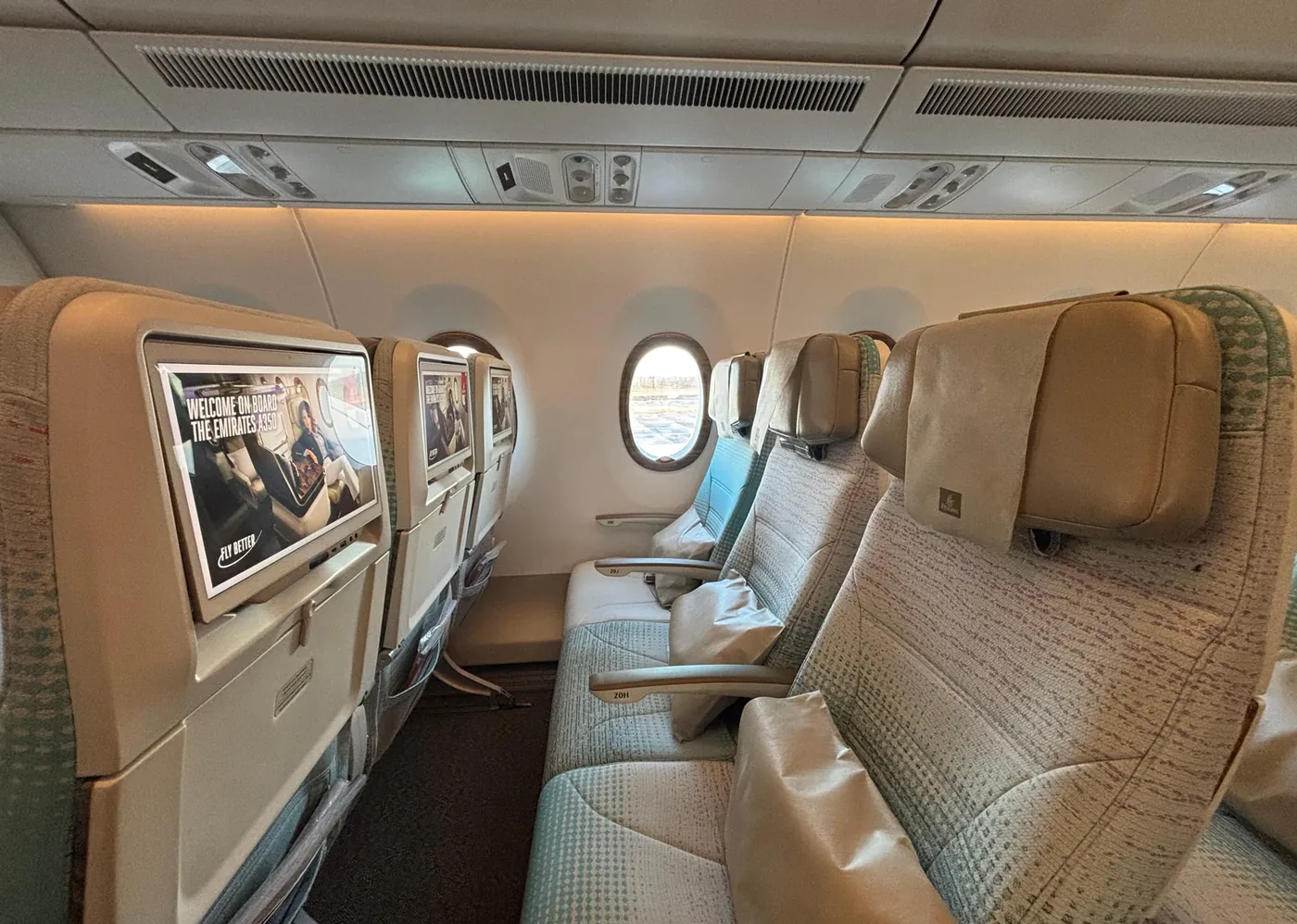 Кресло премиального эконома A350-900 Emirates у иллюминатора