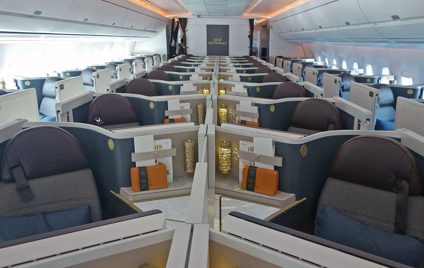 Бизнес-класс Airbus A350 Etihad: кабины 1-2-1 ёлочкой, вид вдоль прохода
