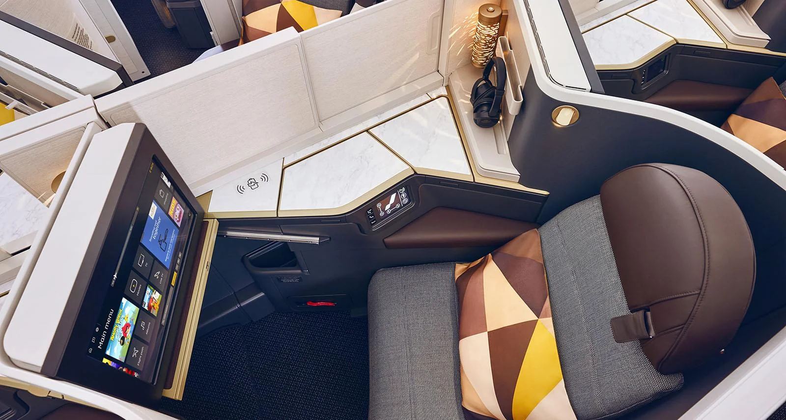 Кресло бизнес-класса Airbus A350 Etihad: экран, столик и подушка с фирменным узором