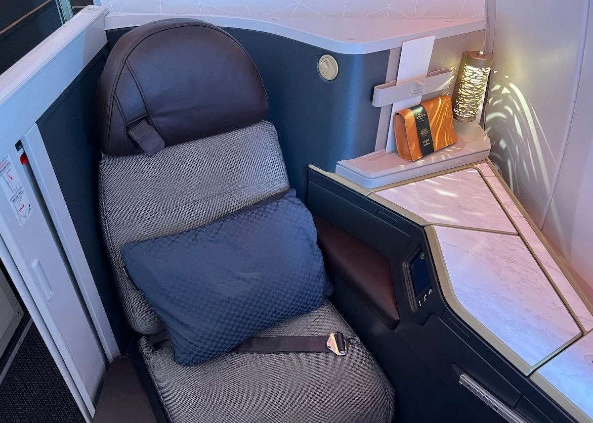 Кресло бизнес-класса Airbus A350 Etihad крупным планом: подушка, ремень и широкая полка