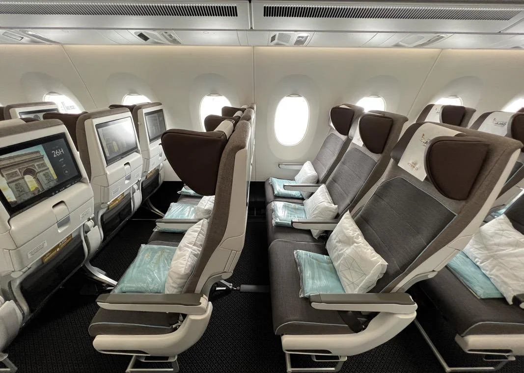 Эконом Airbus A350 Etihad: кресла 3-3-3 с экранами в спинках и пледами