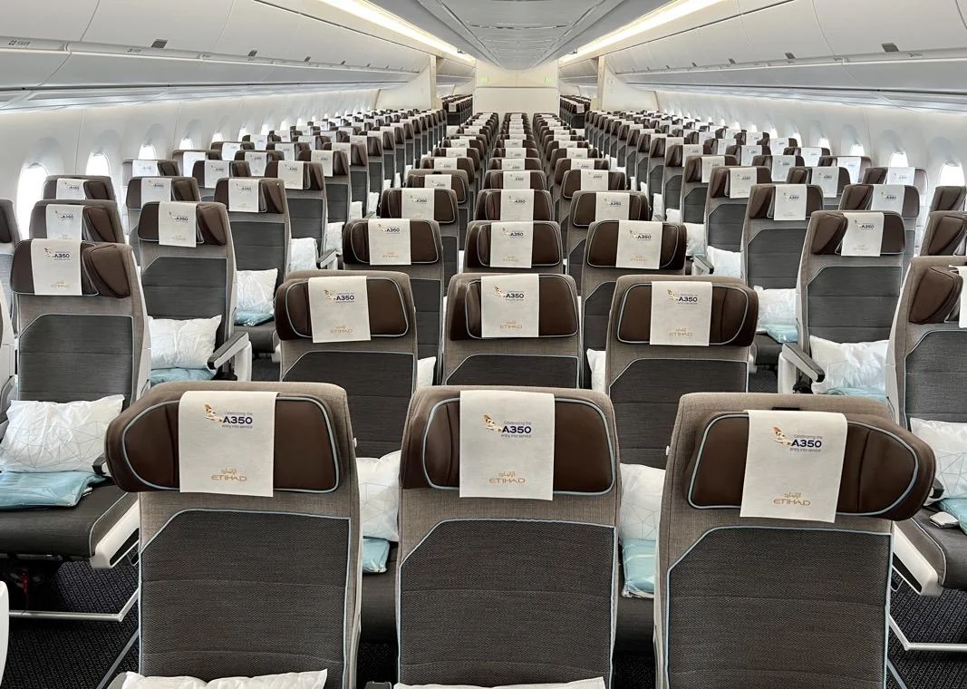 Эконом Airbus A350 Etihad: салфетки на подголовниках в честь ввода A350 в парк