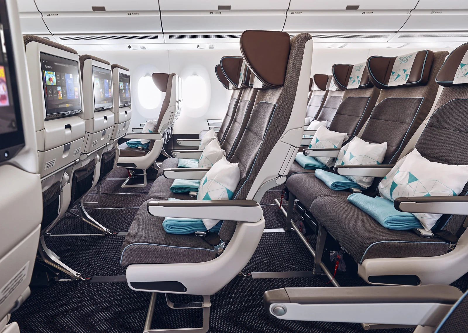 Ряд эконома Airbus A350 Etihad крупным планом: пледы и подушки на креслах