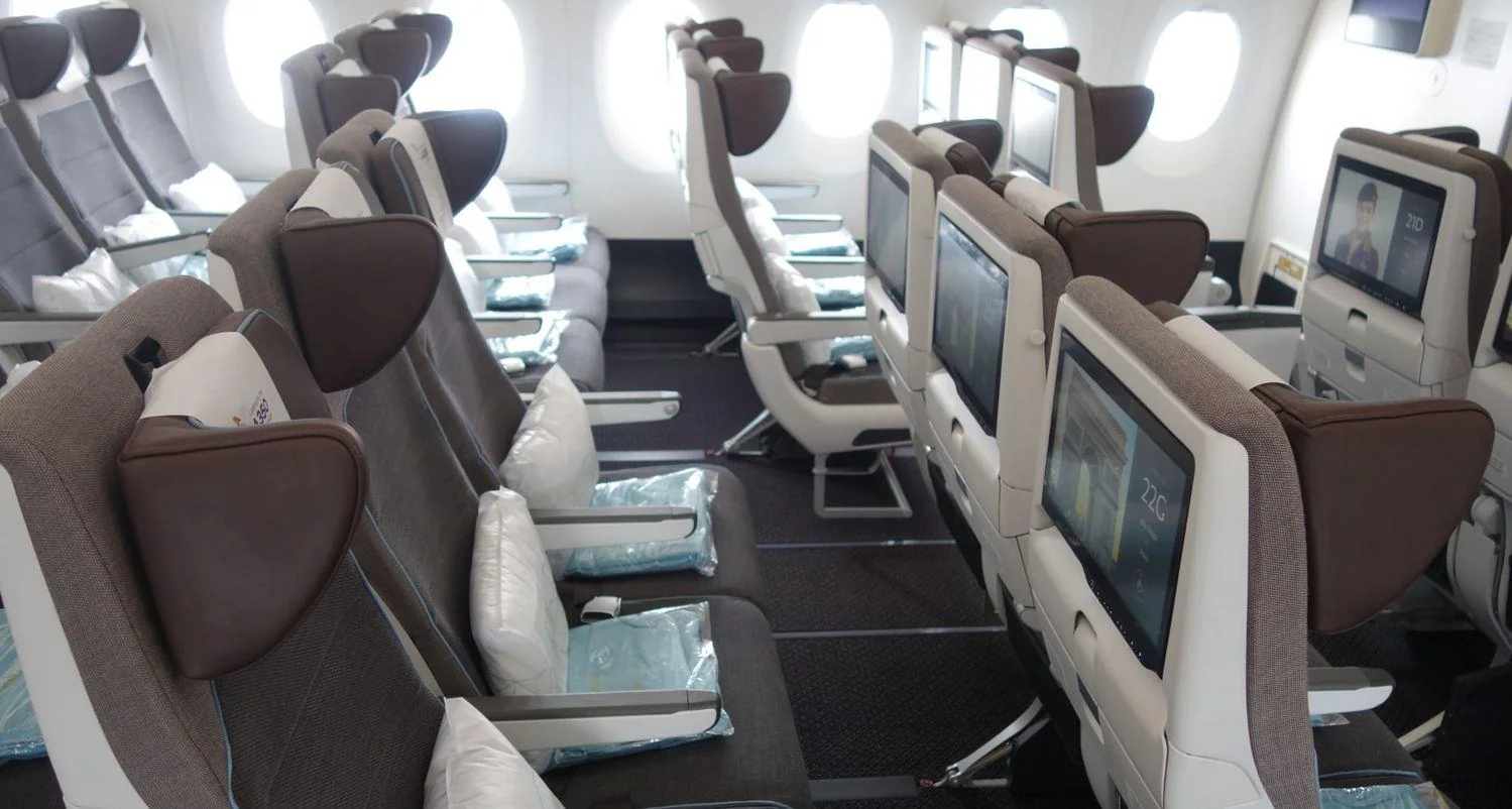 Кресла эконома Airbus A350 Etihad сбоку: экраны в спинках и тканевая обивка