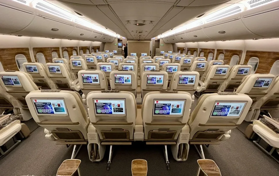 Премиальный эконом Airbus A380 Emirates: салон 2-4-2 на нижней палубе, экраны ice в спинках