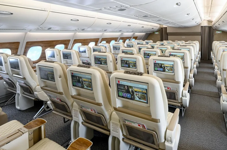 Ряды премиального эконома A380 Emirates вдоль окон с деревянными панелями