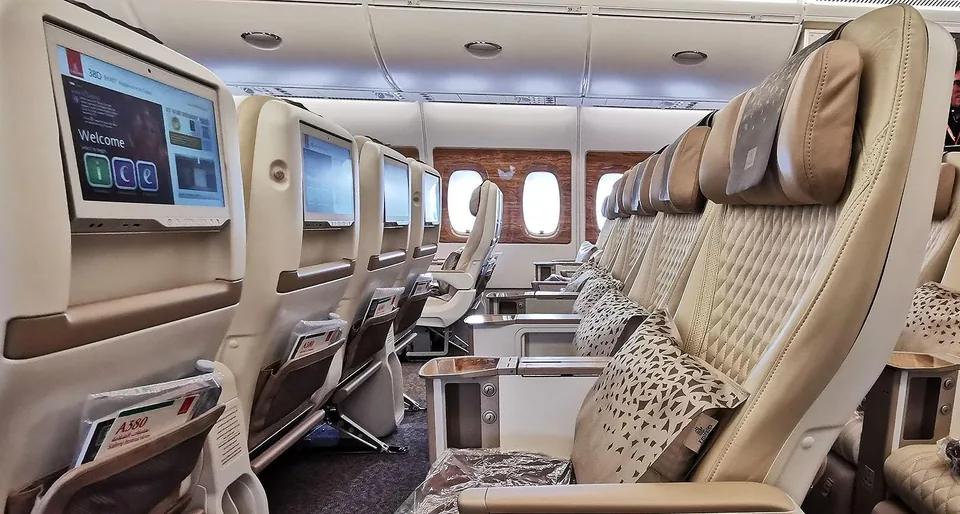 Экран в спинке кресла премиального эконома A380 Emirates с меню развлечений ice