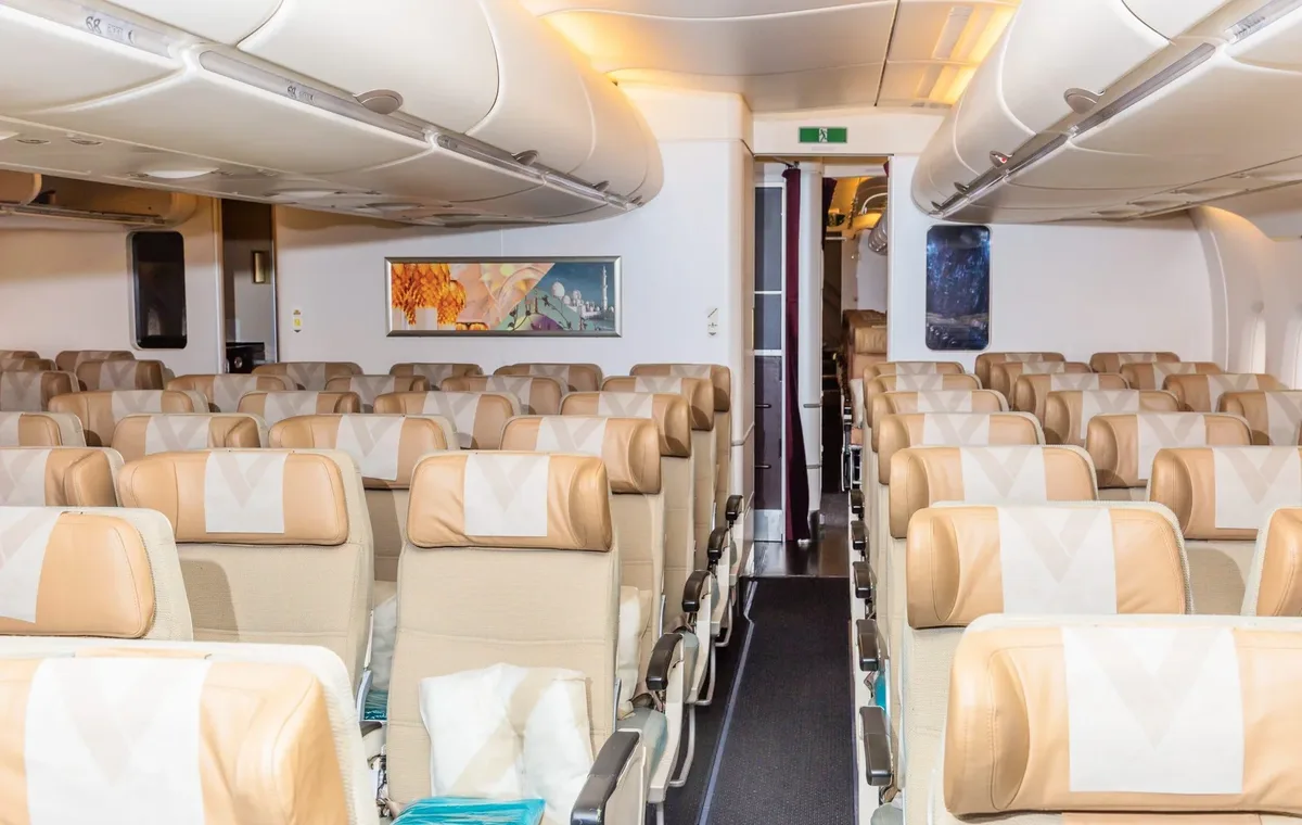 Эконом-класс Airbus A380 Etihad на основной палубе: бежевые кресла 3-4-3